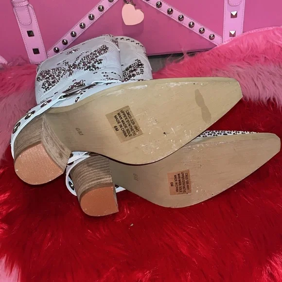 SOLD Butterfly studded cowgirl boots size 6 nude ivory - Picture 5 of 5